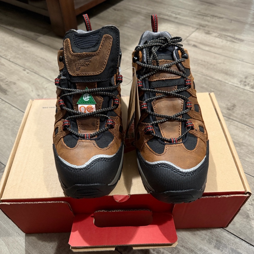 NEW Red Wing Shoes Men's Steel Toe Work
Shoes- Size 9.5